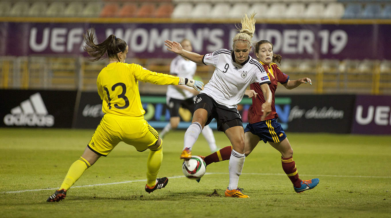 Nina Ehegötz denied in front of Spain’s goal © 2015 Getty Images