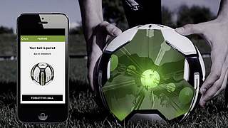 App fürs Smartphone und Chip im Ball - so funktioniert Torschusstraining 2.0 © adidas