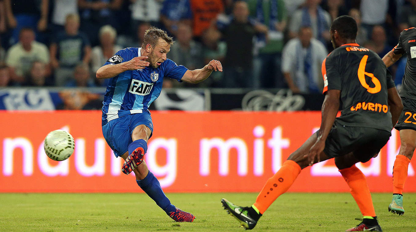 Das Siegtor im Eröffnungsspiel: Fuchs (l.) trifft zum 2:1 für Magdeburg gegen Erfurt © 2015 Getty Images