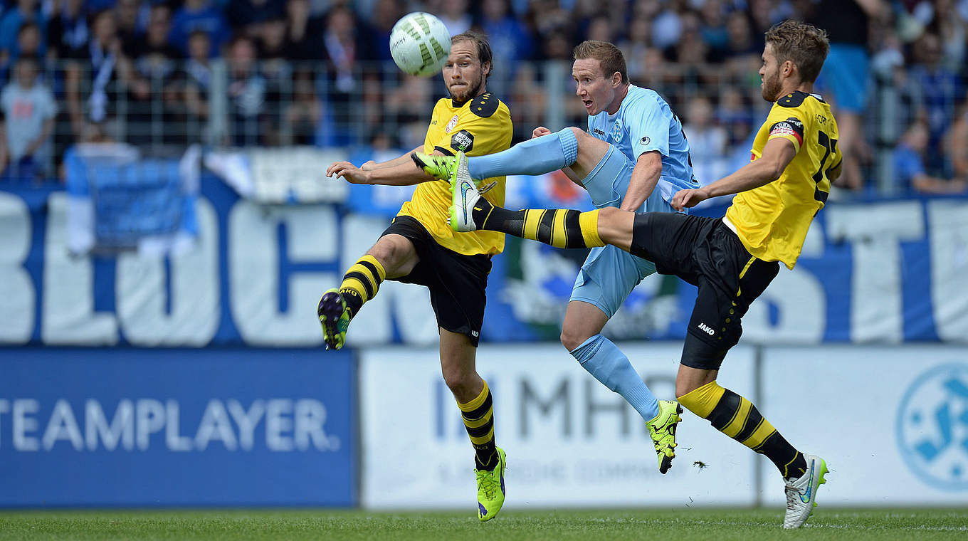 Gegen zwei Kölner durchgesetzt: Stuttgarts Markus Mendler (M.) © 2015 Getty Images