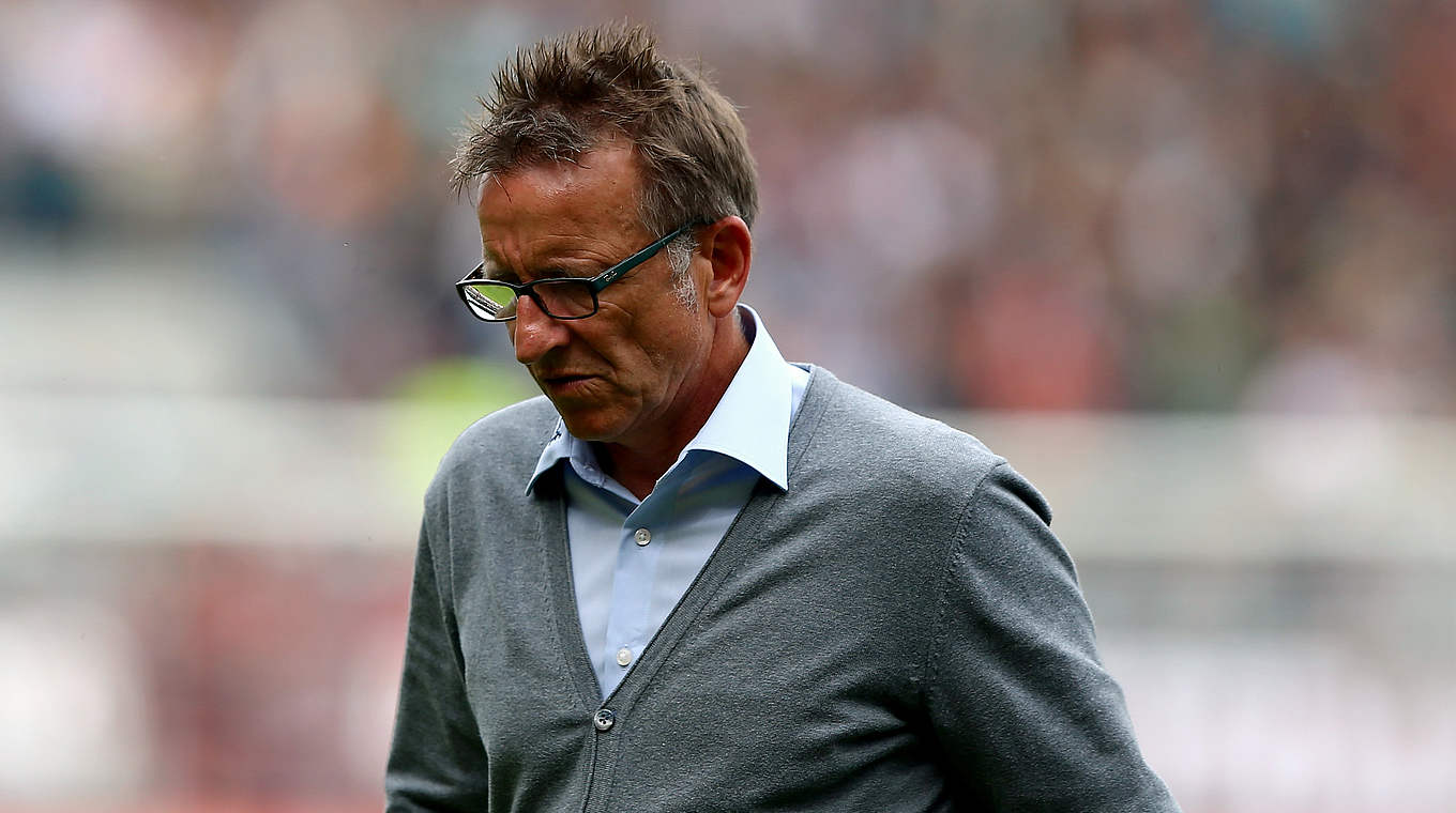 Niederlage gegen Eintracht Braunschweig: Arminia Bielefeld und Trainer Norbert Meier © 2015 Getty Images