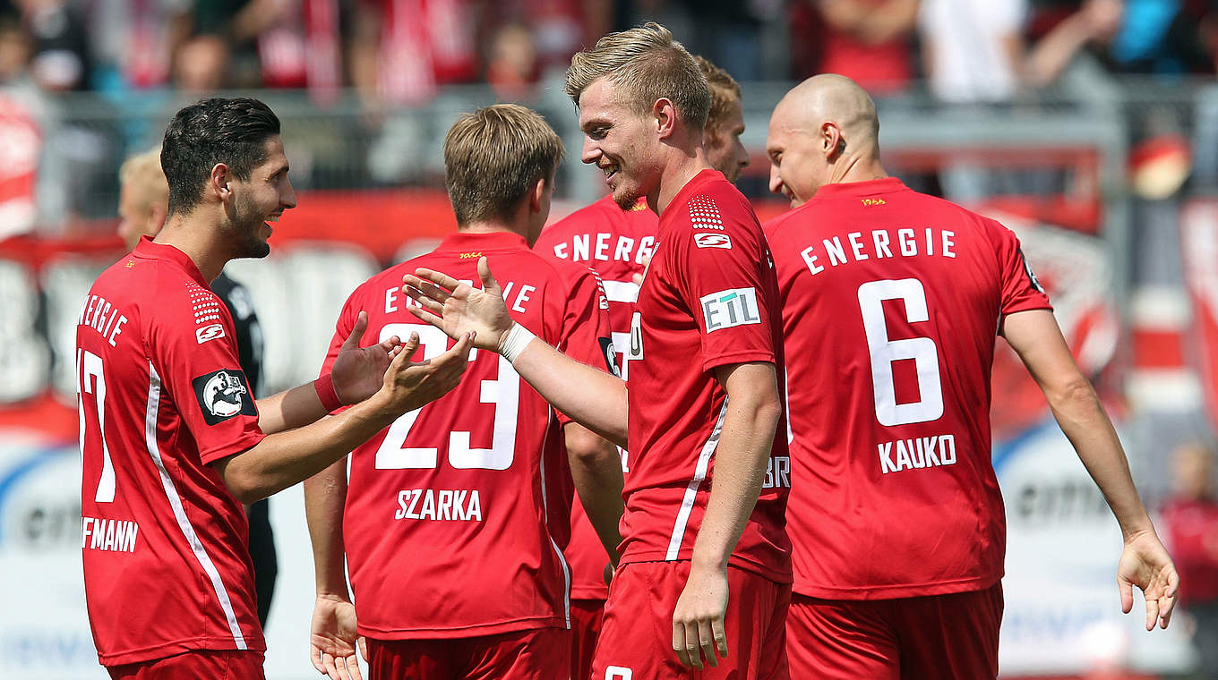 Gratulation an den Torschützen: Patrick Breitkreuz (2.v.r.) bejubelt sein 1:0 © 2015 Getty Images