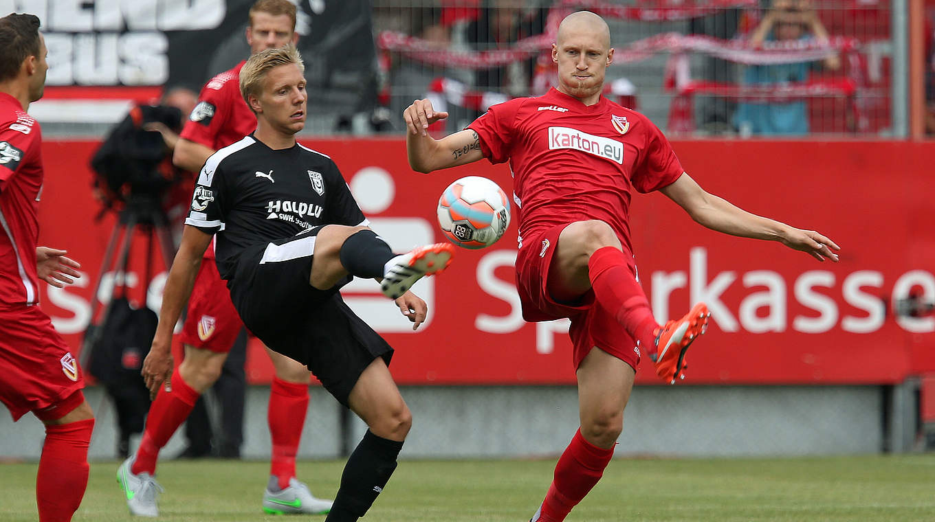 Viel Kampf beim Ost-Duell: Joni Kauko (r.) gegen Dorian Diring © 2015 Getty Images