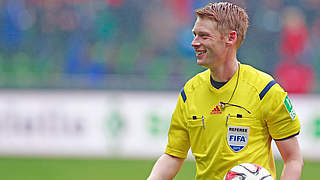 Der Unparteiische beim Spiel in Bremen: FIFA-Referee Christian Dingert © 2015 Getty Images