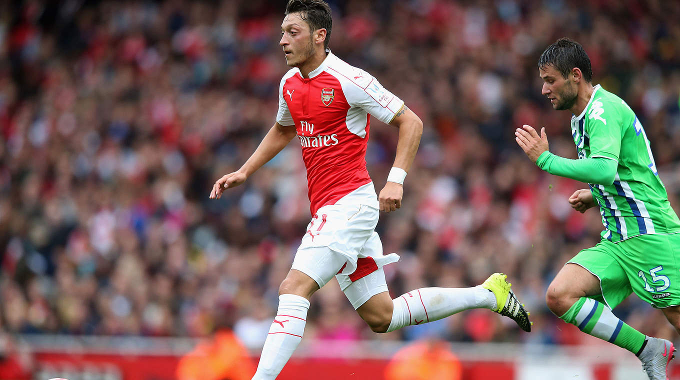 Regisseur beim FC Arsenal: Mesut Özil (l.) © 2015 Getty Images