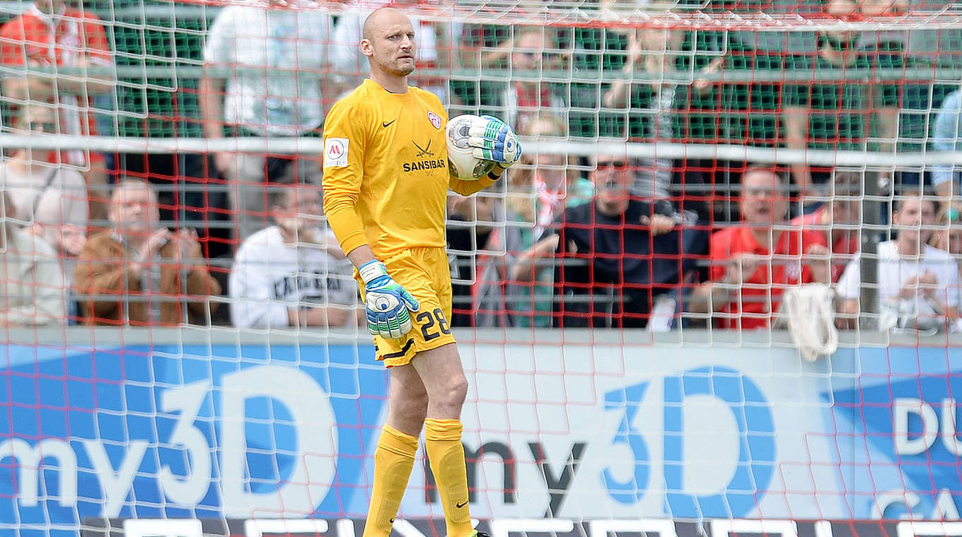 Muskelfaserriss am rechten Oberschenkel: Würzburgs Torwart Robert Wulnikowski © 2015 Getty Images