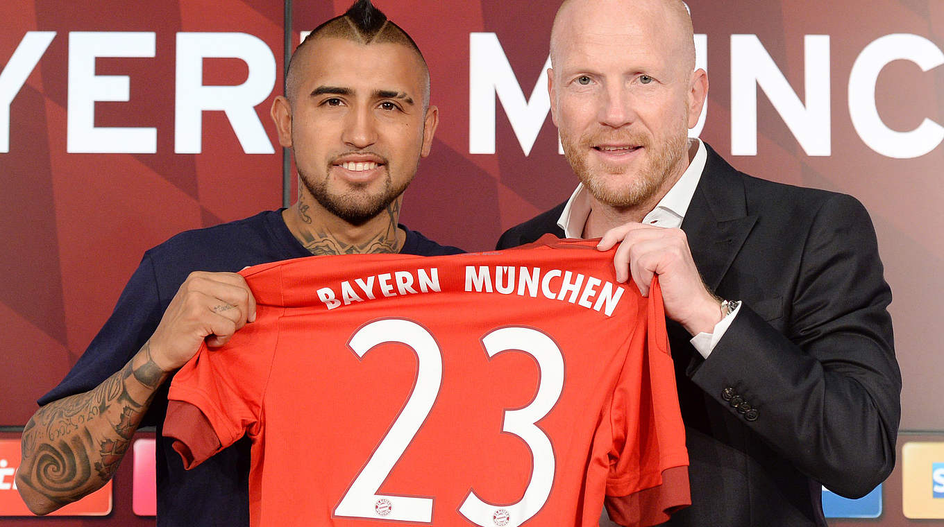 Trägt auch bei den Bayern "seine" Nummer 23: Vidal neben Sportdirektor Sammer (r.) © 15 GettyImages