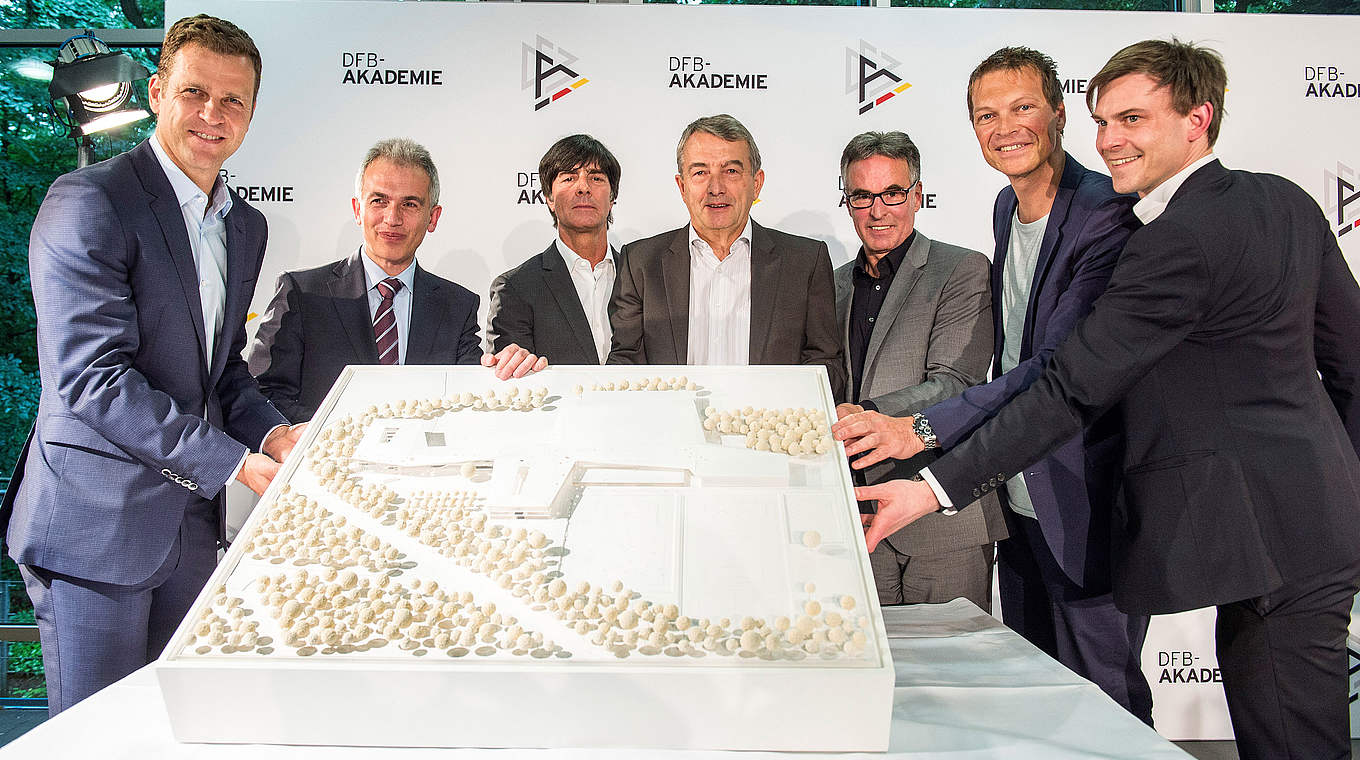 Model for the future: Bierhoff and co present the designs for the DFB Academy © 2015 Getty Images