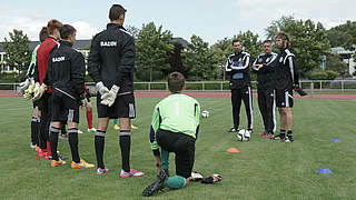 Ansprache vor dem Training: Die Trainer Marc Ziegler (3.v.r.), Carsten Eisenmenger (2.v.r.) und Stefan Wessels (r.) © SID