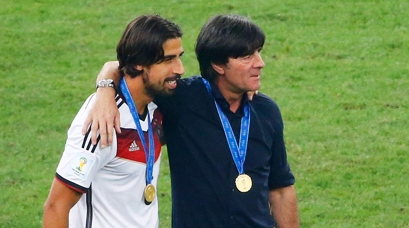 Nach dem Titelgewinn: Sami Khedira (l.) und Bundestrainer Joachim Löw © 2014 Getty Images