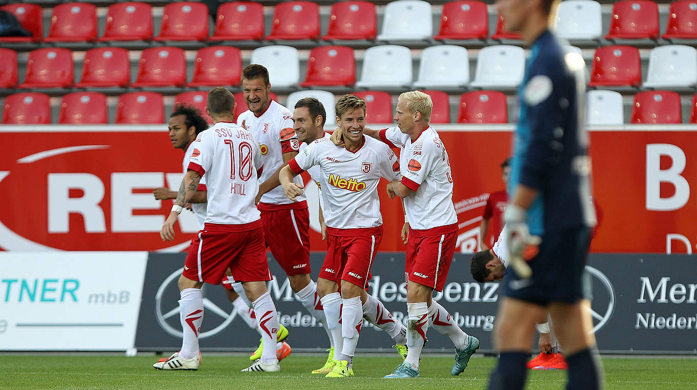 6. Spieltag in der Bayern-Staffel: Jahn Regensburg - FC Amberg 4:3 (2:0): Der sechste Sieg im sechsten Spiel für den Jahn. Mit 12.689 Fans im Oberpfalz-Duell zwischen dem Drittliga-Absteiger und Neuling FC Amberg wurde zudem der Zuschauerrekord in der Regionalliga Bayern geknackt. © Jan Kuppert