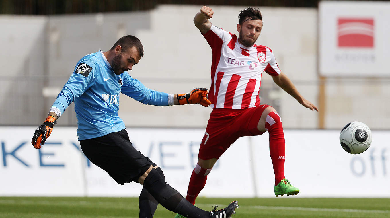 Schneller am Ball: Wehens Keeper Kolke gegen den Erfurter Kammlott (r.) © 2015 Getty Images