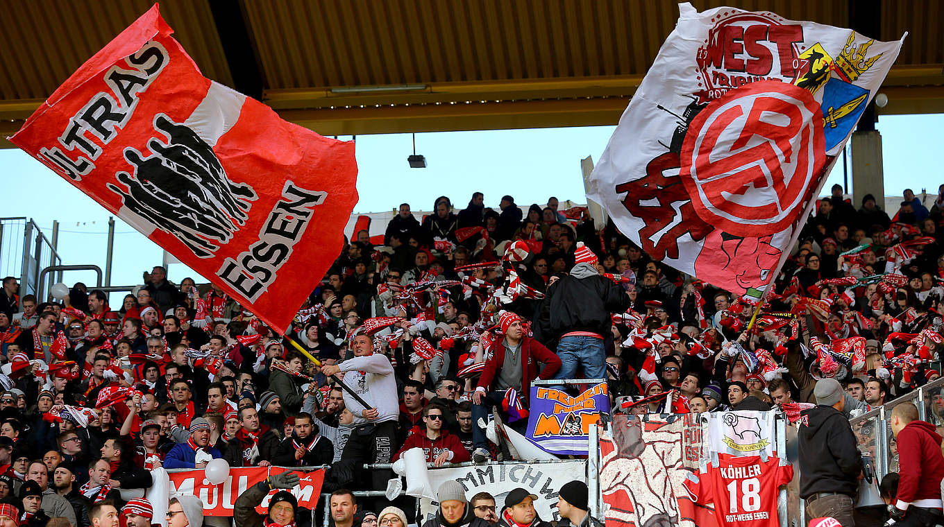 Freuen sich auf ein Duell gegen den Westrivalen Fortuna: die RWE-Fans © 2015 Getty Images