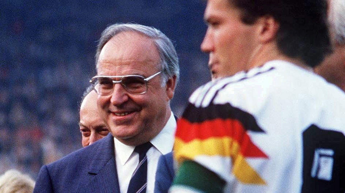 Diesmal sollte es reichen: Kohl als Glücksbringer im WM-Finale 1990 © Getty Images