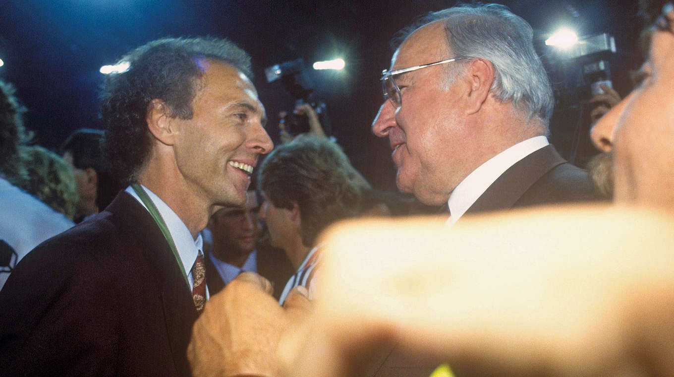 Glückwunsch an den Weltmeister: Franz Beckenbauer und Helmut Kohl (v.l.) © imago