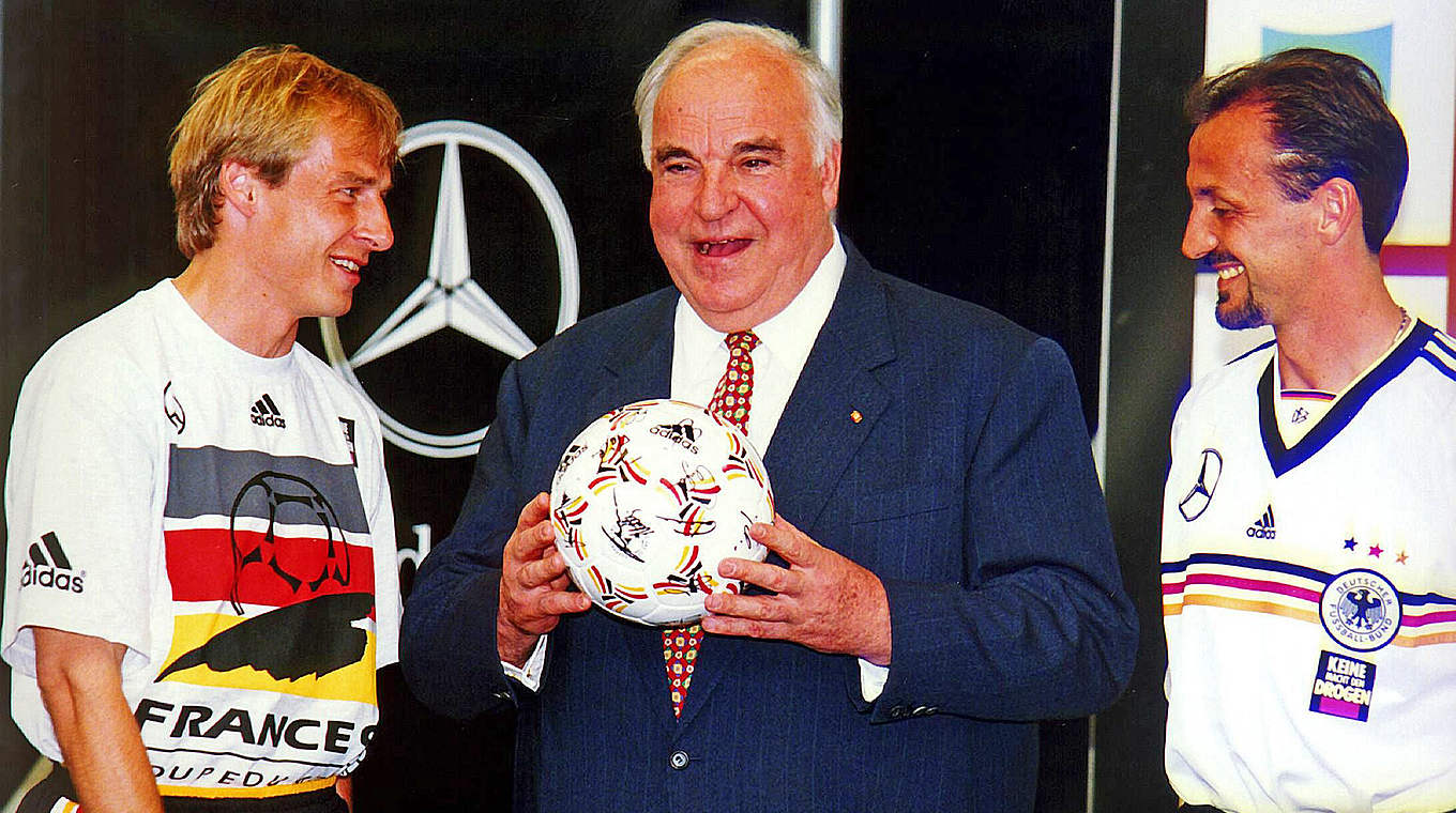 Ein Ball mit Unterschriften: Klinsmann (l.) und Kohler (r.) mit einem Präsent für den Kanzler  © imago