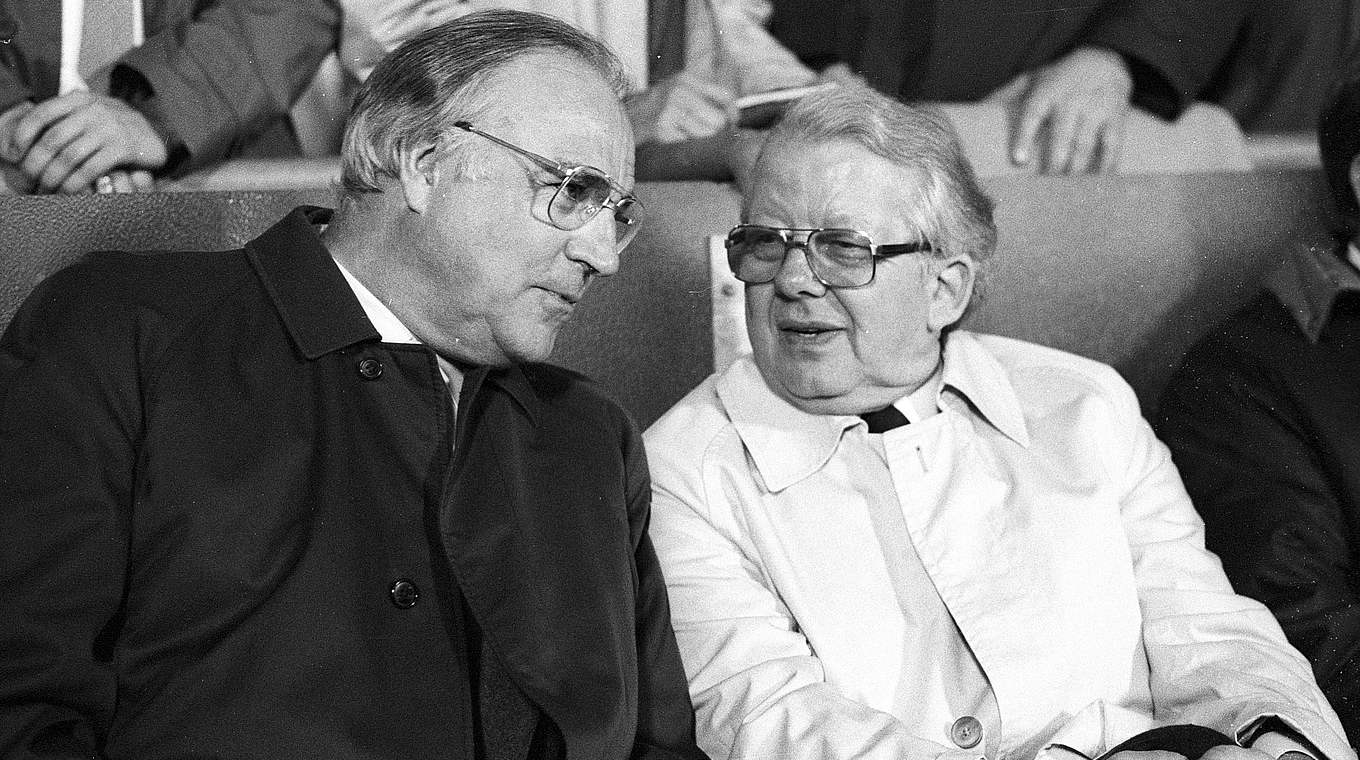 Bundeskanzler und DFB-Präsident: Helmut Kohl und Hermann Neuberger (v.l.) © imago sportfotodienst