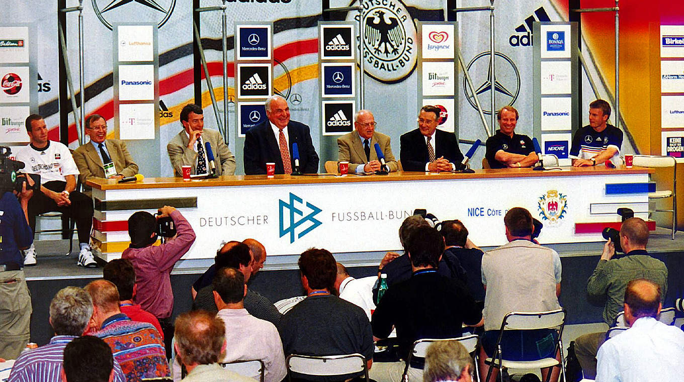 Am Rande der WM in Frankreich auf einer DFB-PK: Helmut Kohl © imago