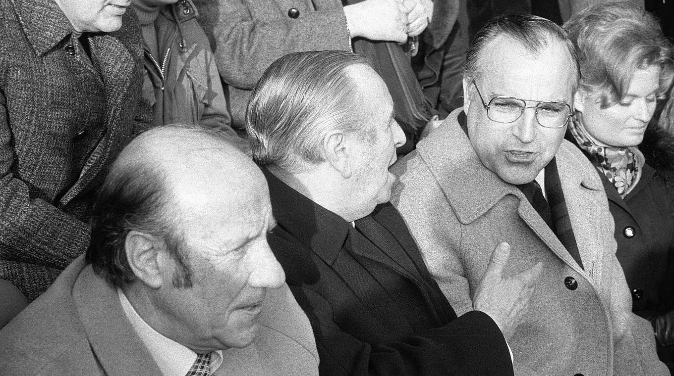 Kohl als Ministerpräsident von Rheinland-Pfalz mit Bundestrainer Helmut Schön im Jahr 1976 © imago