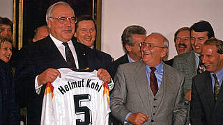 Ein Trikot für den Kanzler: Kohl 1997 mit DFB-Präsident Braun und Bundestrainer Vogts (v.l.) © imago