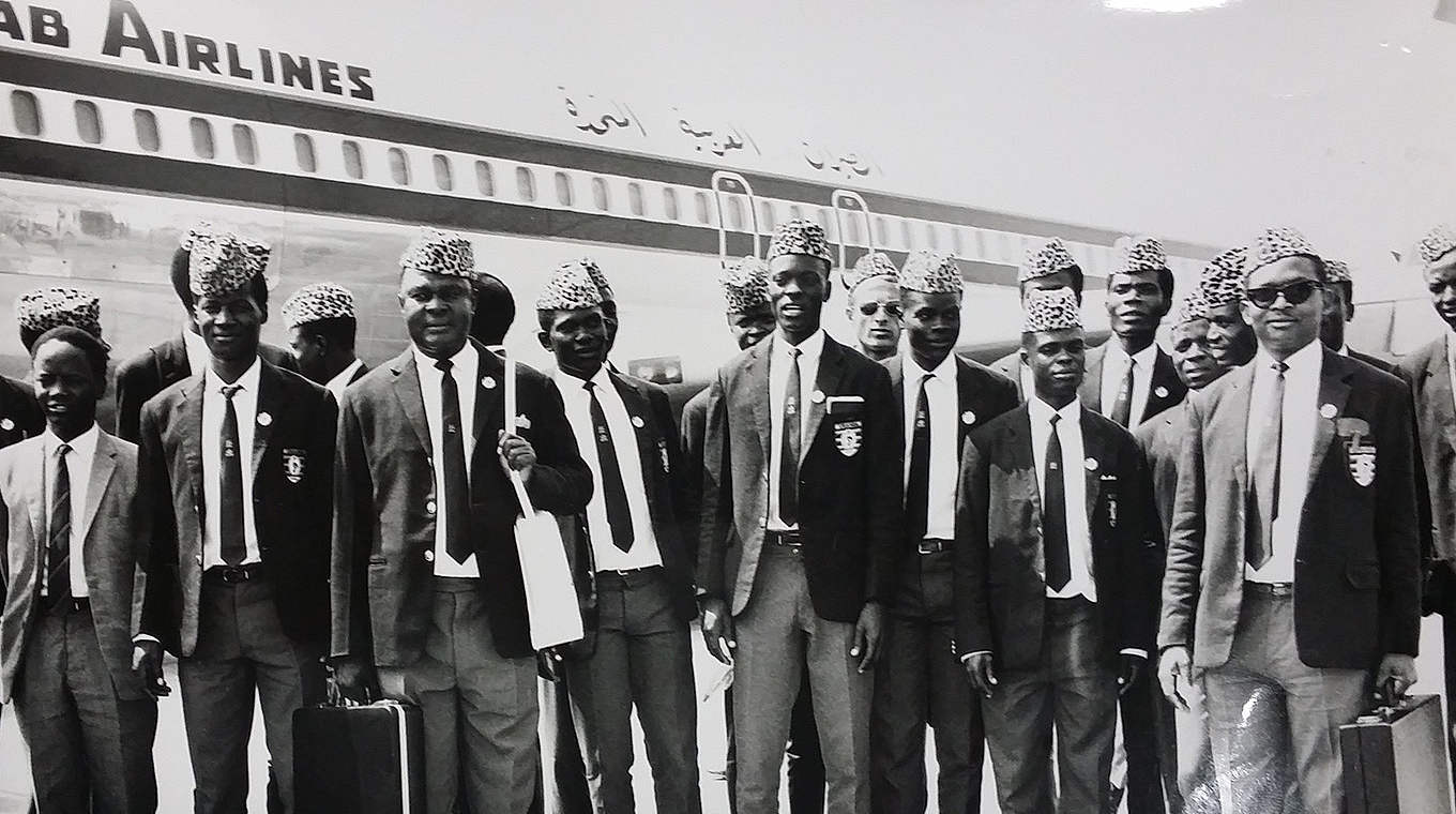 Auf Heimatbesuch im Jahr 1970. Pape und die Nationalmannschaft Ugandas in Frankfurt © privat