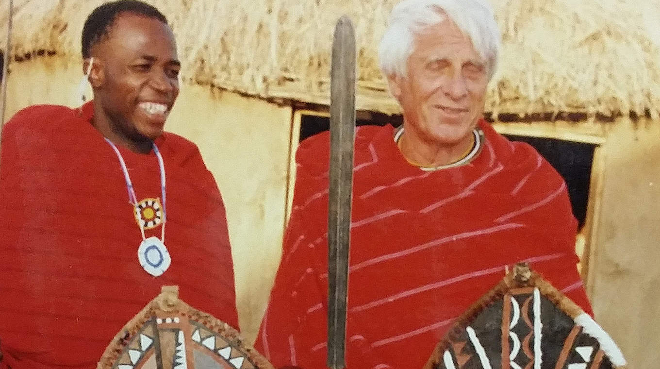 Besuch bei den Massais vor dem Endspiel um den Ostafrika-Pokal 2002 © privat