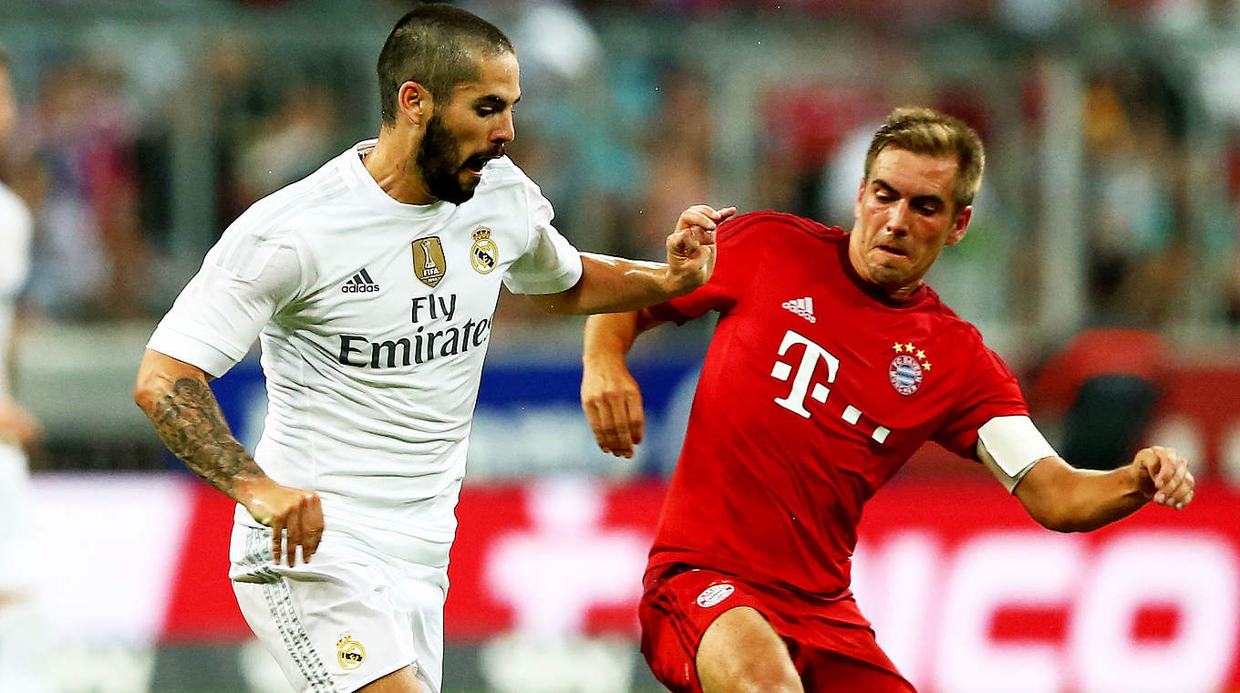 Vorteile im Zweikampf: Bayern-Kapitän Philipp Lahm (r.) gegen Madrids Isco © 2015 Getty Images