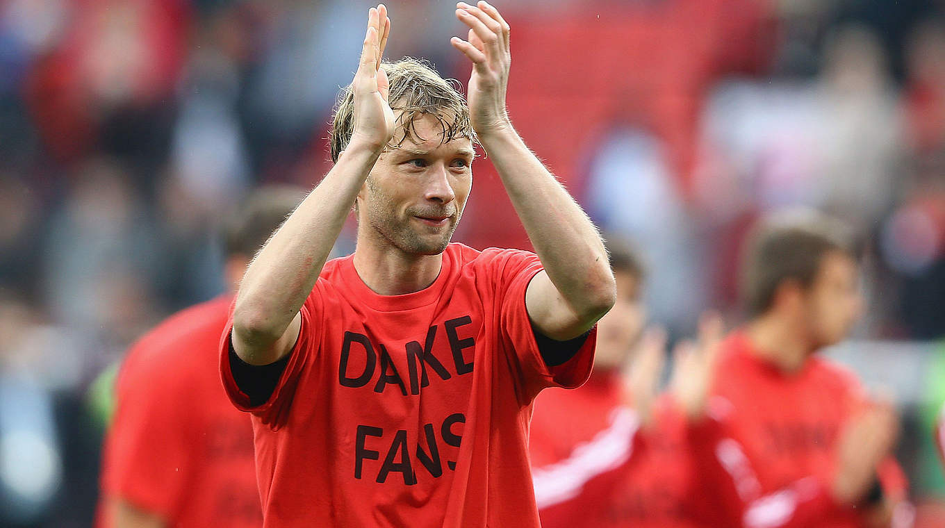 Simon Rolfes’ farewell from Bayer Leverkusen after 288 Bundesliga appearances  © 2015 Getty Images