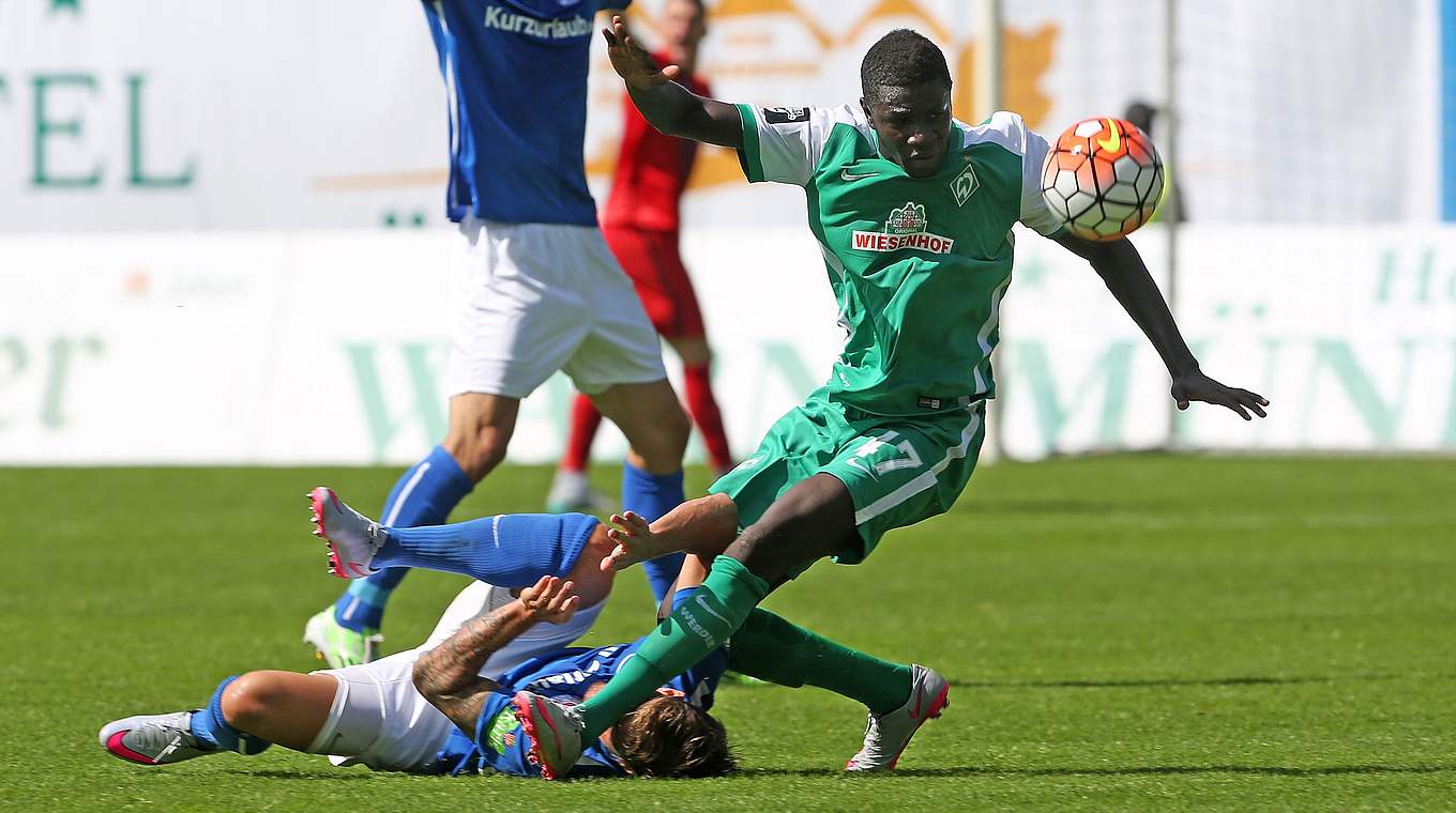 Erstes Drittligaspiel, erstes Tor: Manneh (v.) schießt Bremen II gegen Rostock zum Sieg © 2015 Getty Images