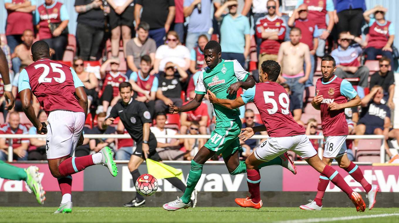 Training und Testspiele bei den Werder-Profis: Ousman Manneh (M.) gegen West Ham © Imago