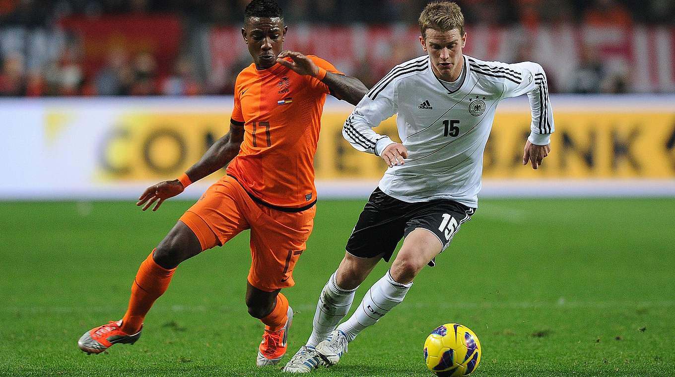 Schön abgehängt: Lars Bender läuft mit Ball dem Niederländer Eljero Elia (r.) davon © Imago