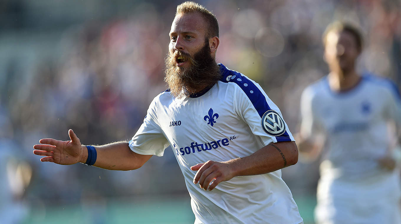 Marco Sailer puts Darmstadt in the lead in the 9th minute.  © 2015 Getty Images