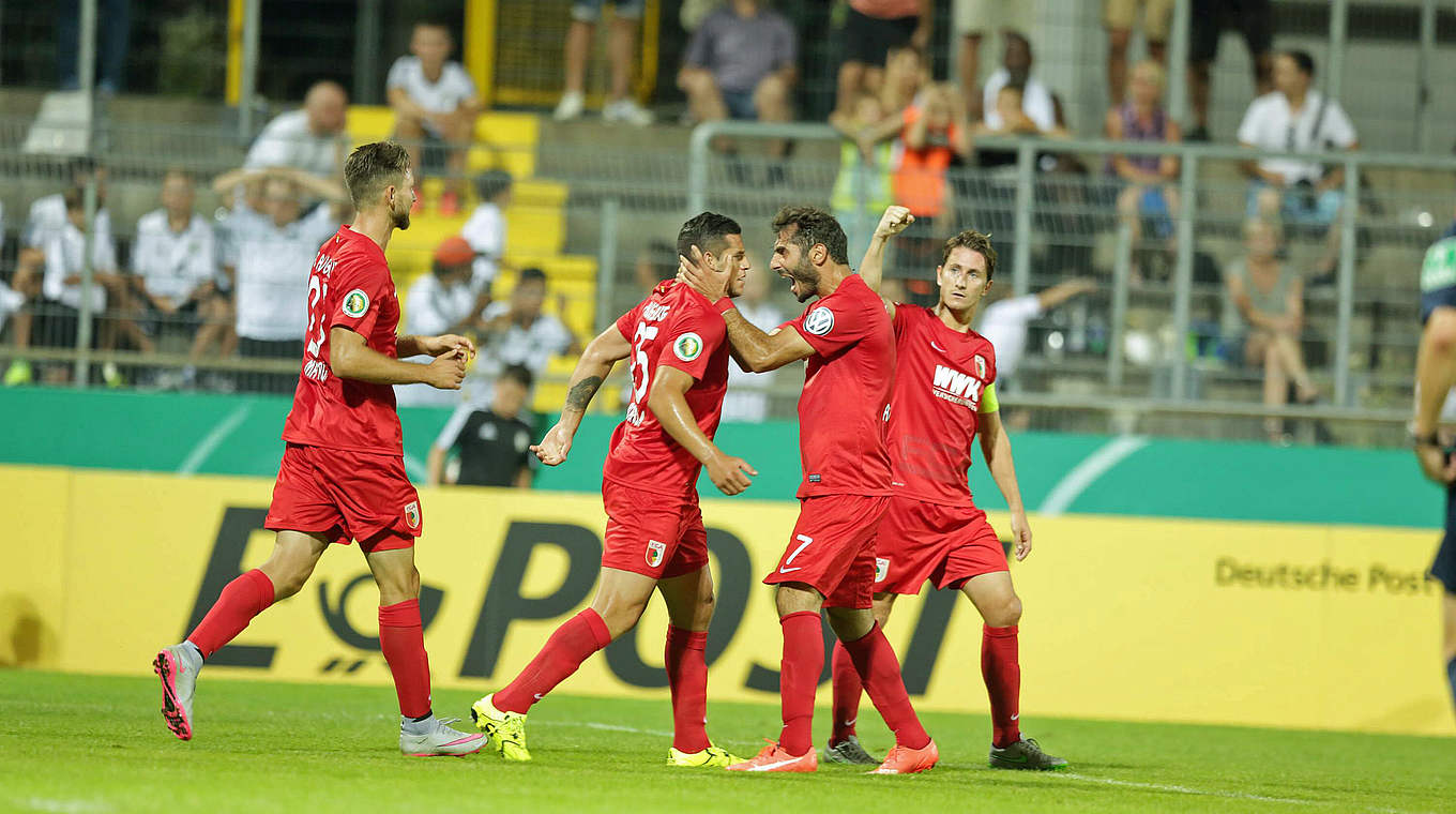 Equaliser just before the break: Bobadilla rescues Augsburg in extra time.  © imago/nph