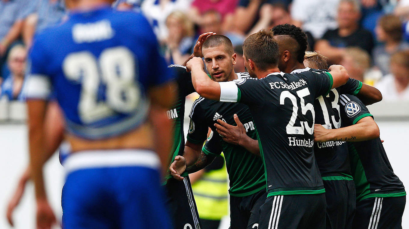 Schalke put in an assured performance to put five past Duisberg © 2015 Getty Images