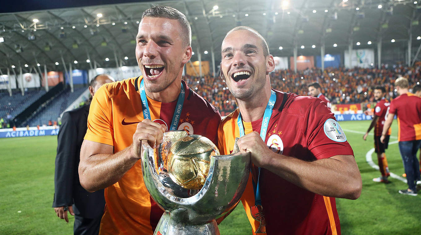 Erstes Pflichtspiel, erster Titel: Lukas Podolski (l.) holt den Supercup mit Galatasaray © 2015 Getty Images