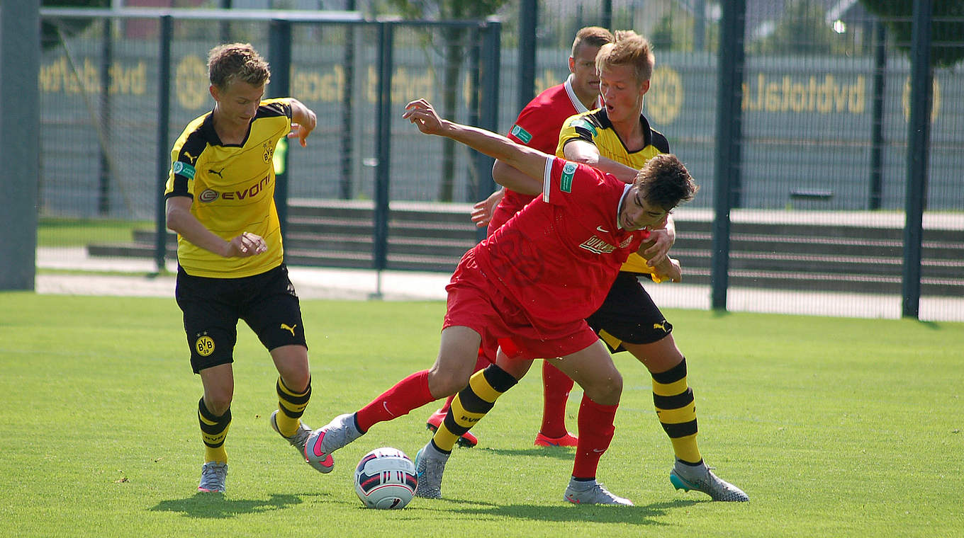 Kampf um den Ball: Suat Serdar (rot) und Patrik Fritsch (hinten) © mspw