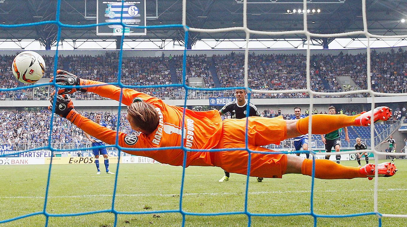 MSV Duisburg - FC Schalke 04 0:5 (0:3) - Neuzugang Franco di Santo hat die große Chance, auf 2:0 zu erhöhen, scheitert mit seinem Foulelfmeter aber an MSV-Keeper Michael Ratajczak. © 2015 Getty Images