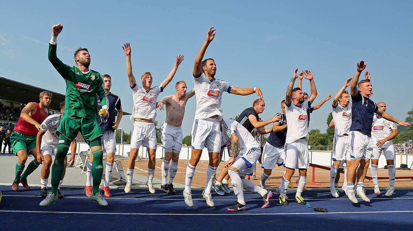 Carl Zeiss Jena - Hamburger SV 3:2 n.V. (2:2, 1:0) - Völlig ausgelassen feiern die Spieler von Carl-Zeiss Jena den gewonnenen Nervenkrimi mit den Fans in der Kurve © 2015 Getty Images