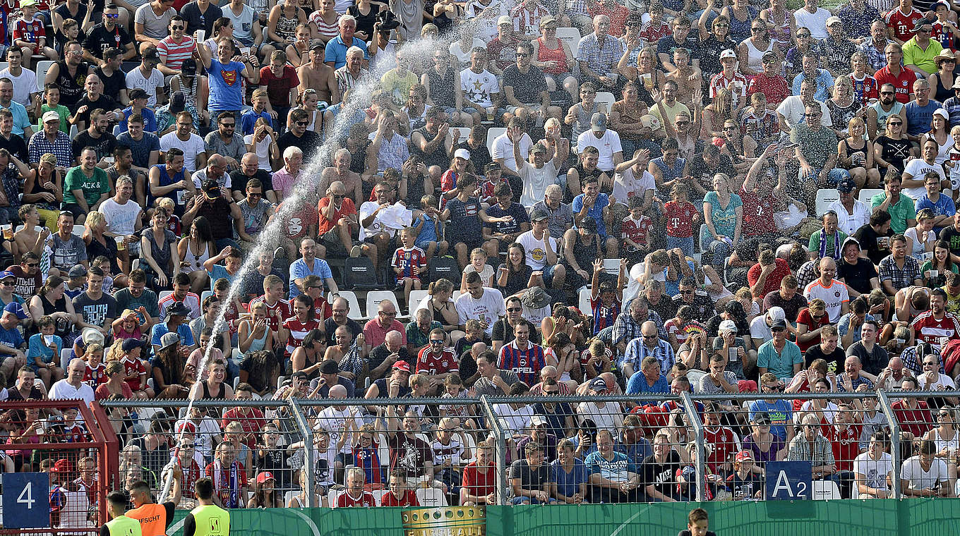 FC Nöttingen - Bayern München 1:3 (1:3) - Hitzeschlacht im Wildpark-Stadion: Bei 30 Grad freuen sich die Zuschauer über eine Abkühlung © 