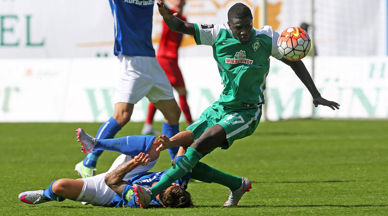 Hansa Rostock - Werder Bremen II 1:2 (1:0) - Hier wird sich nichts geschenkt: Bremens Ousman Manneh (r.) im Zweikampf mit Michael Gardawski © 2015 Getty Images