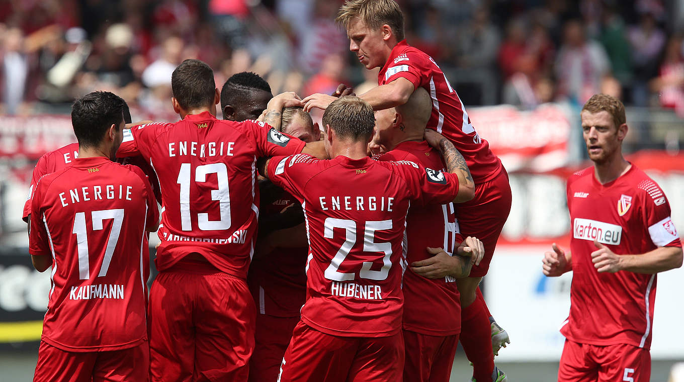 Energie Cottbus - Hallescher FC 2:0 (1:0) - Patrick Breitkreuz wird für sein Tor in der 37. Minute gefeiert © 2015 Getty Images