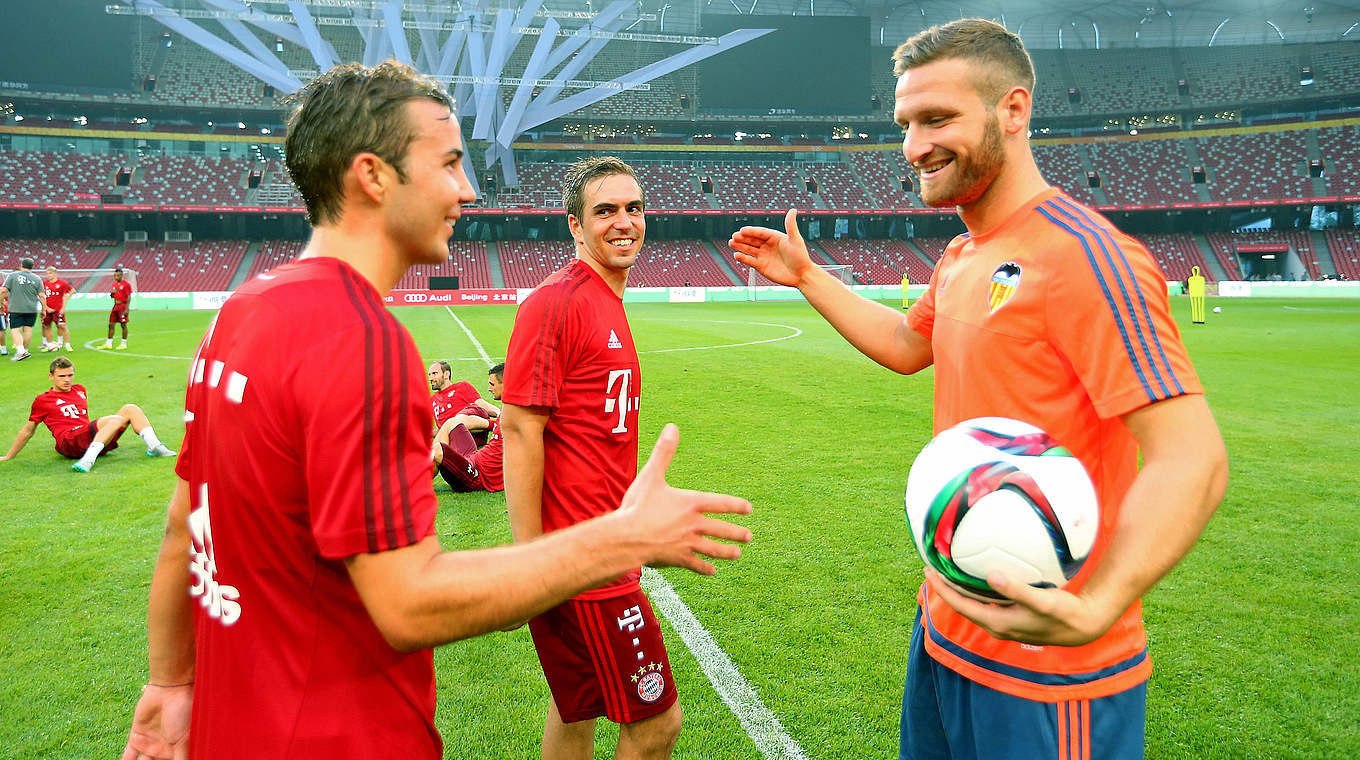 Treffen unter Weltmeistern: Mustafi mit den Bayern-Stars Götze (l.) und Lahm (M.) © 2015 Getty Images