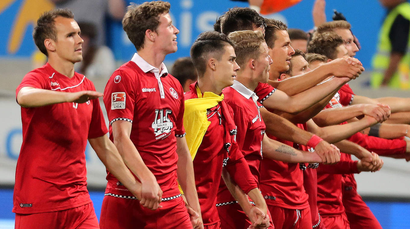 MSV Duisburg - 1. FC Kaiserslautern 1:3 (0:3) - Die FCK-Spieler feiern den gelungenen Saisonauftakt mit den mitgereisten Fans © 2015 Getty Images
