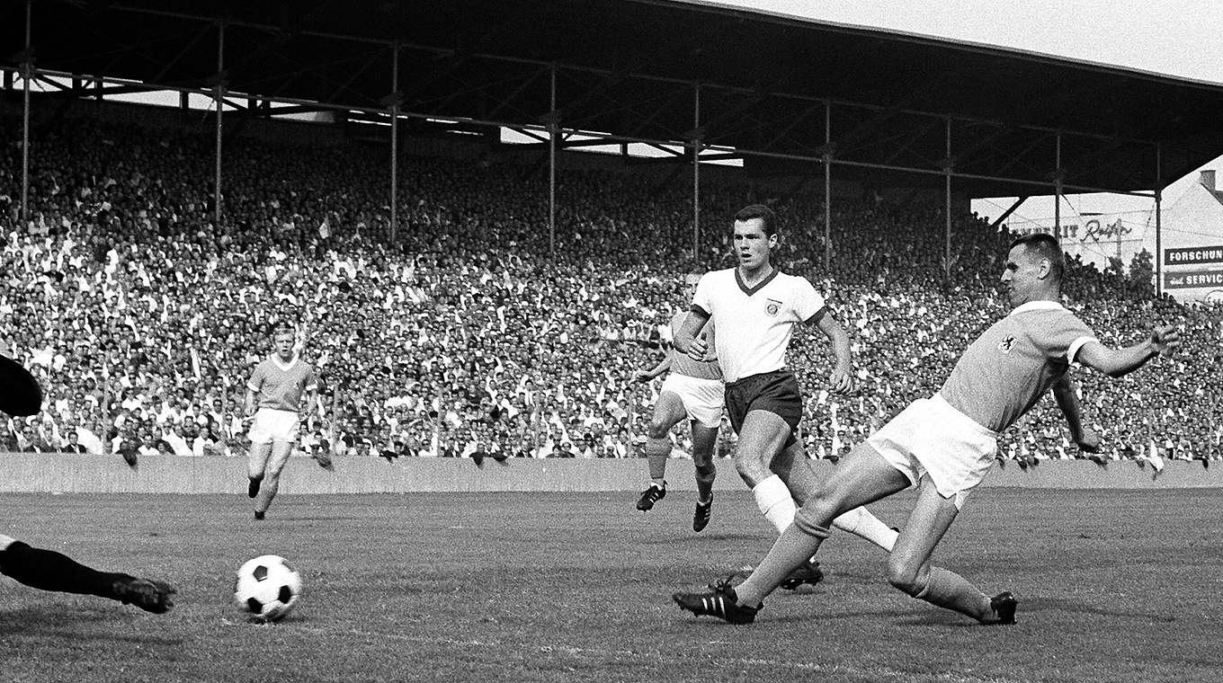 Kann Bayerns Derbyniederlage gegen 1860 nicht verhindern: Beckenbauer (2.v.r.) 1965 © imago sportfotodienst