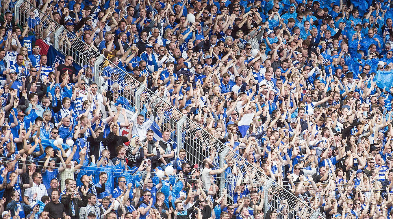 Derbyzeit in Magdeburg - die Fans des traditionsreichen 1. FCM freut's sehr © 2015 Getty Images