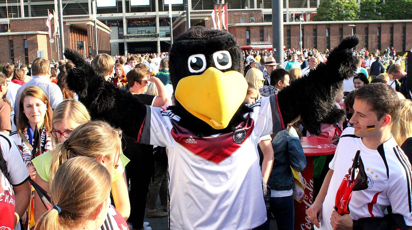 Begeistert besonders die jüngsten Fußballfans: das DFB-Maskottchen Paule © DFB