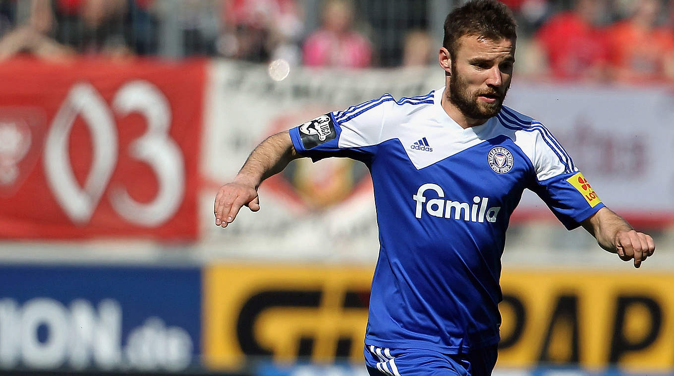 Wechselt von Holstein Kiel zum SV Wehen Wiesbaden: Mittelfeldmann Jaroslaw Lindner © 2015 Getty Images