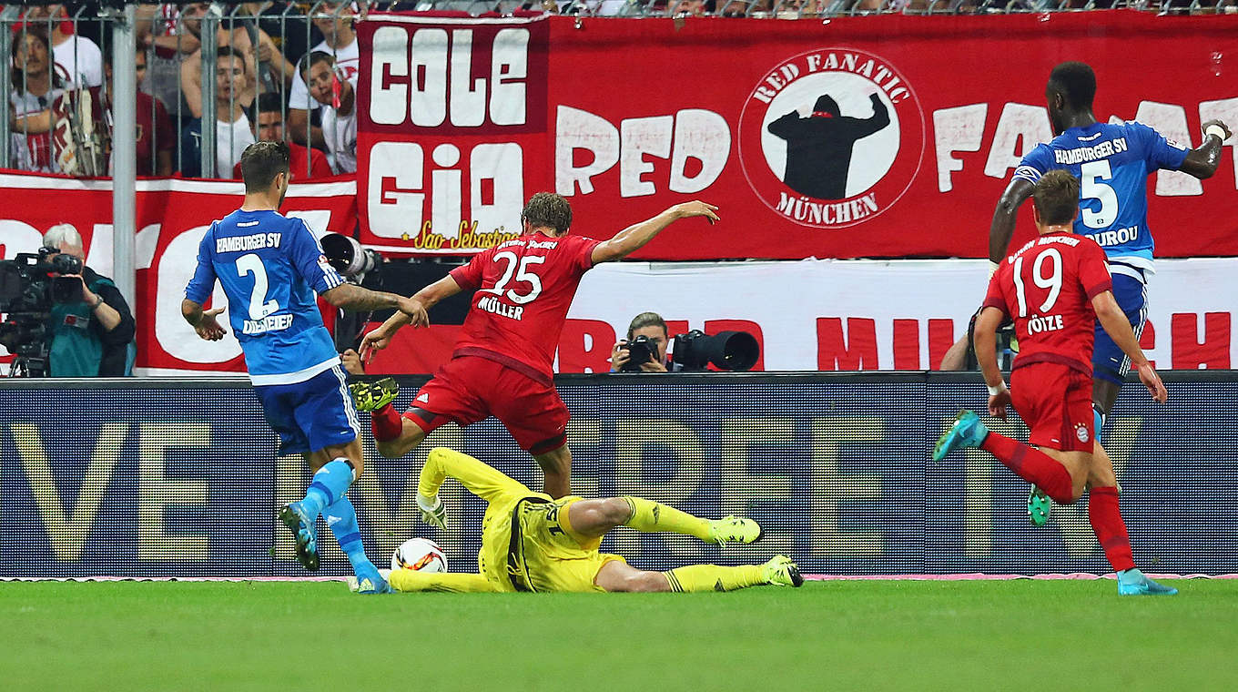 Müller takes the ball round Adler to score Bayern's fourth goal.  © 2015 Getty Images