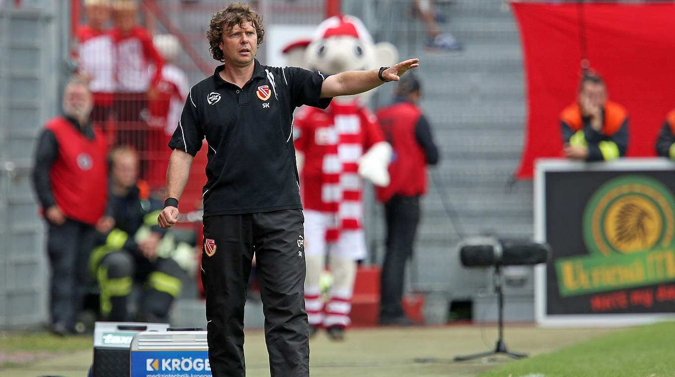 Verpasst den Sprung an die Tabellenspitze: Cottbus-Trainer Krämer © 2015 Getty Images