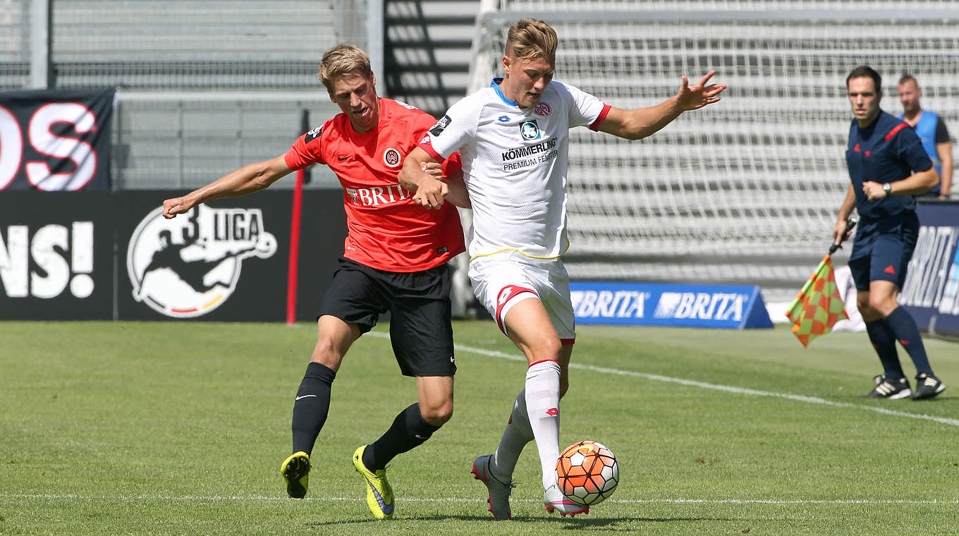 Den Ball im Blick: Wiesbadens Marc Lorenz (l.) und Tobias Schilk © 2015 Getty Images